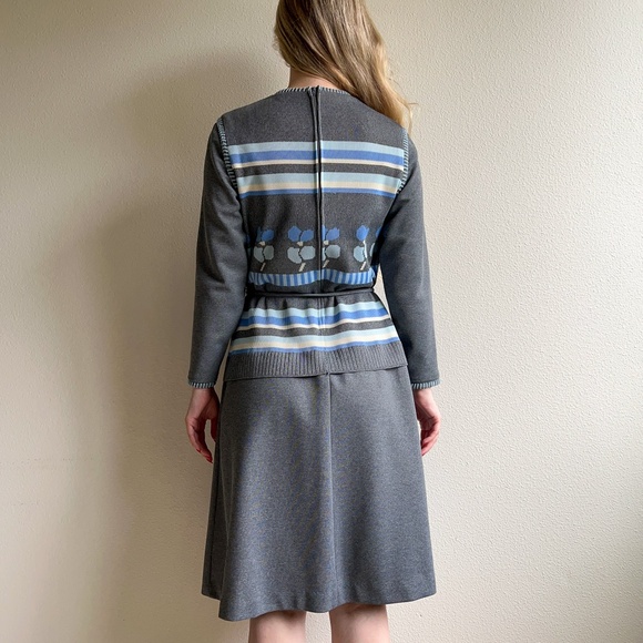 Vintage 1970s Gray Knit Dress With Blue Print (M/L) - Picture 4 of 10